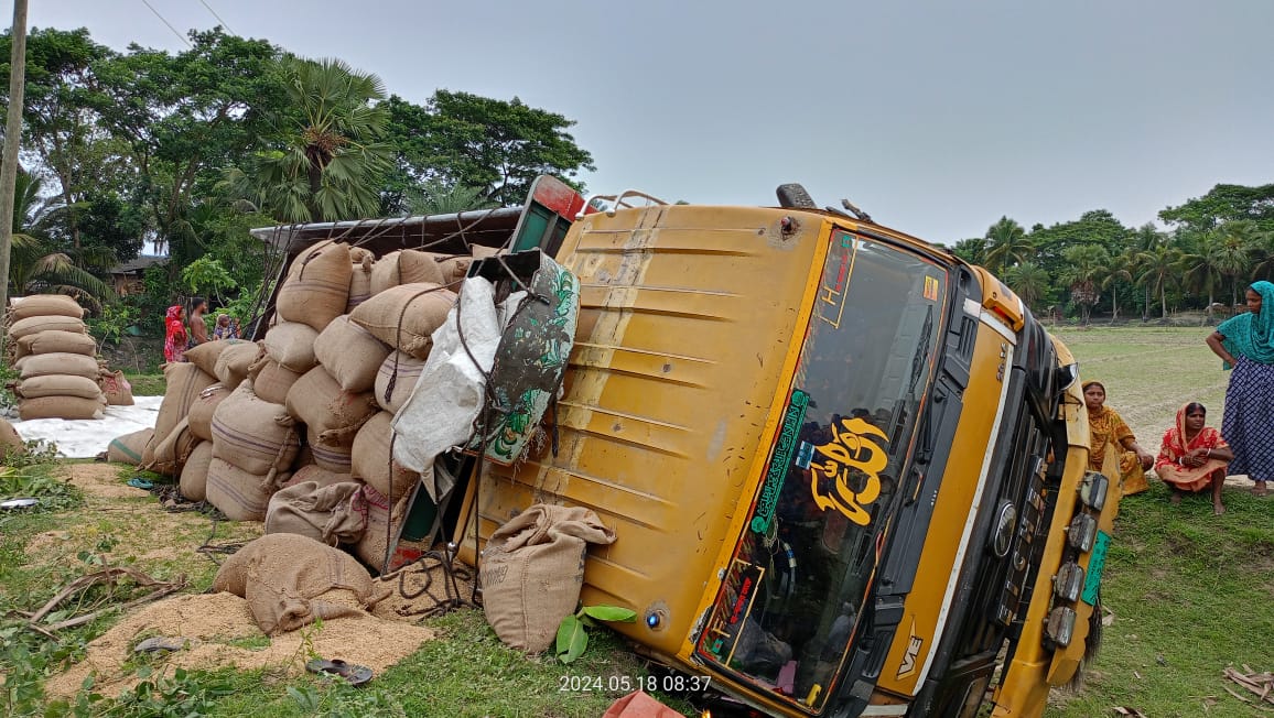 তালায় ট্রাক উল্টে ২ শ্রমিক নিহত আহত ১১