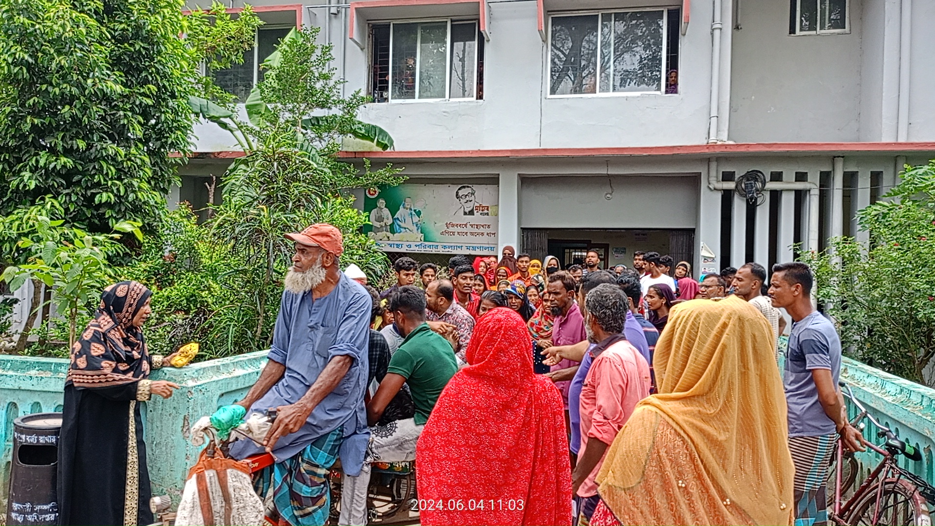 তালায় জাম গাছ থেকে পড়ে এক কলেজ ছাত্রের মৃত্যু